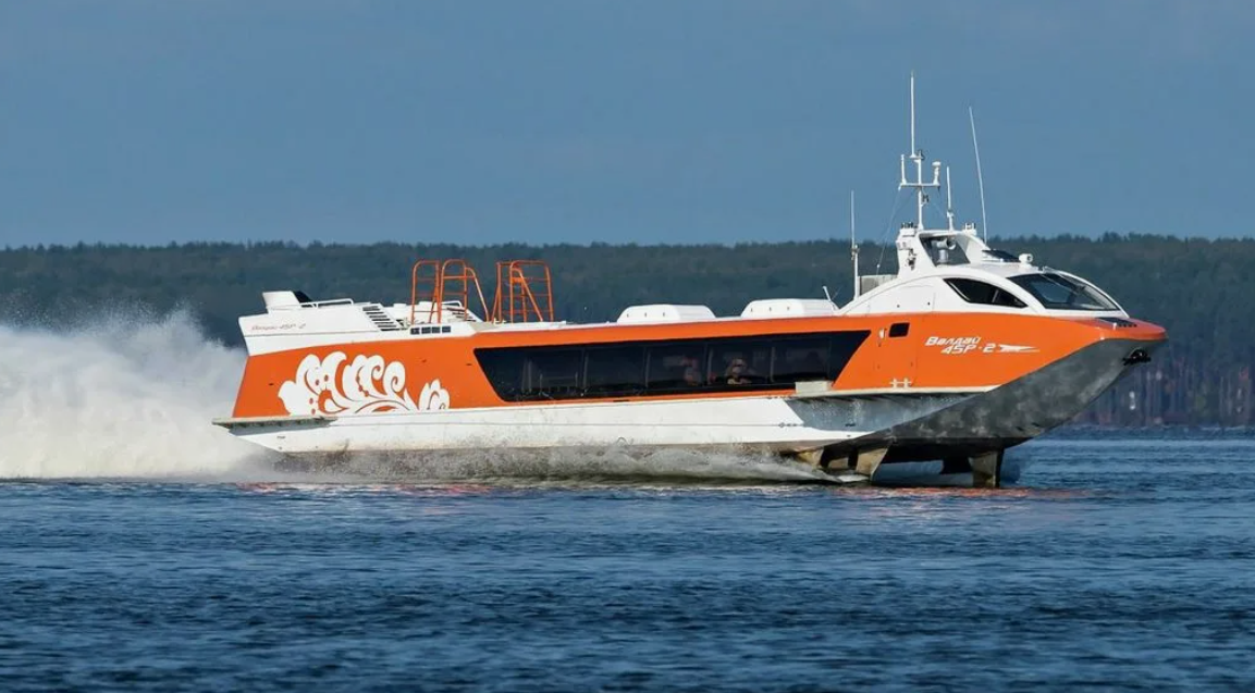 Валдай 45Р судно на подводных крыльях. Пассажировместимость 45 человек, скорость хода 65 км/ч.