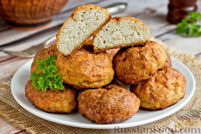 фарш мясной, картофель, лук репчатый, чеснок, крупа манная, яйца, молоко, базилик, соль, перец чёрный молотый, масло подсолнечное