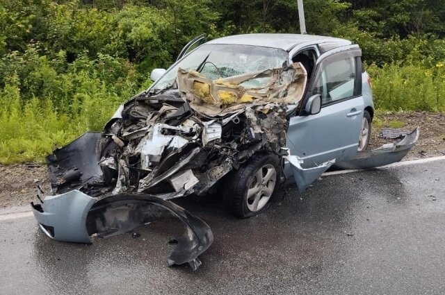    Пострадала и водитель легковой машины. Фото: тг-канал "Полиция Приморья" 