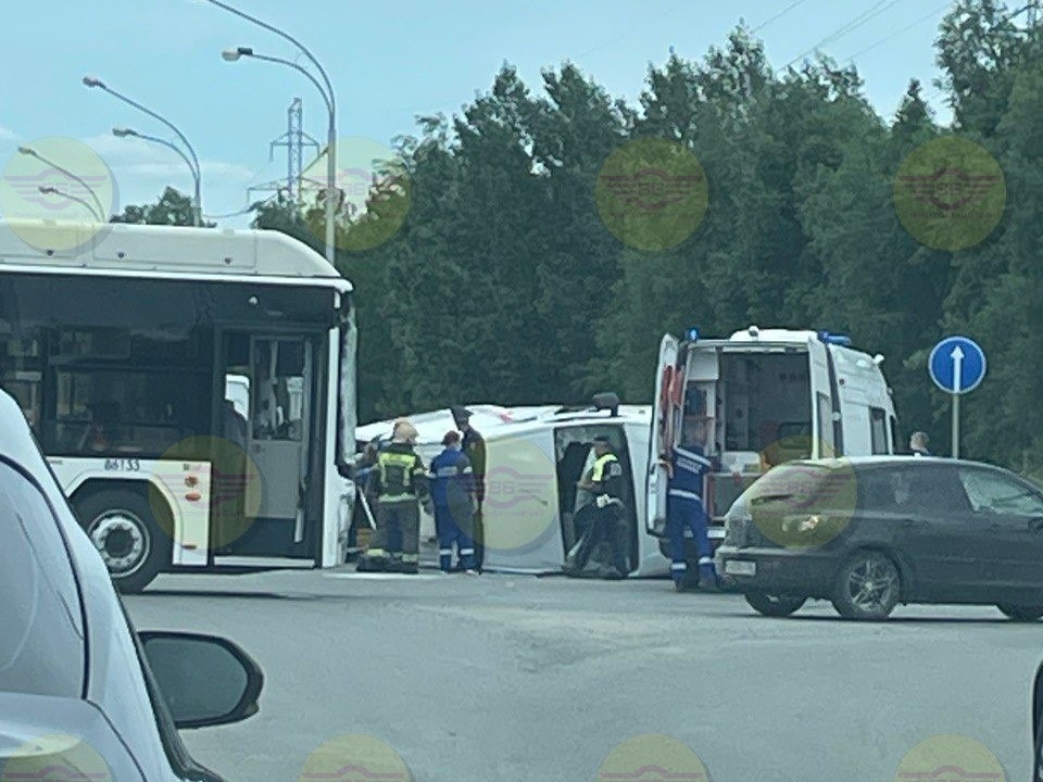    Рейсовый автобус и «скорая» столкнулись в Нижневартовске