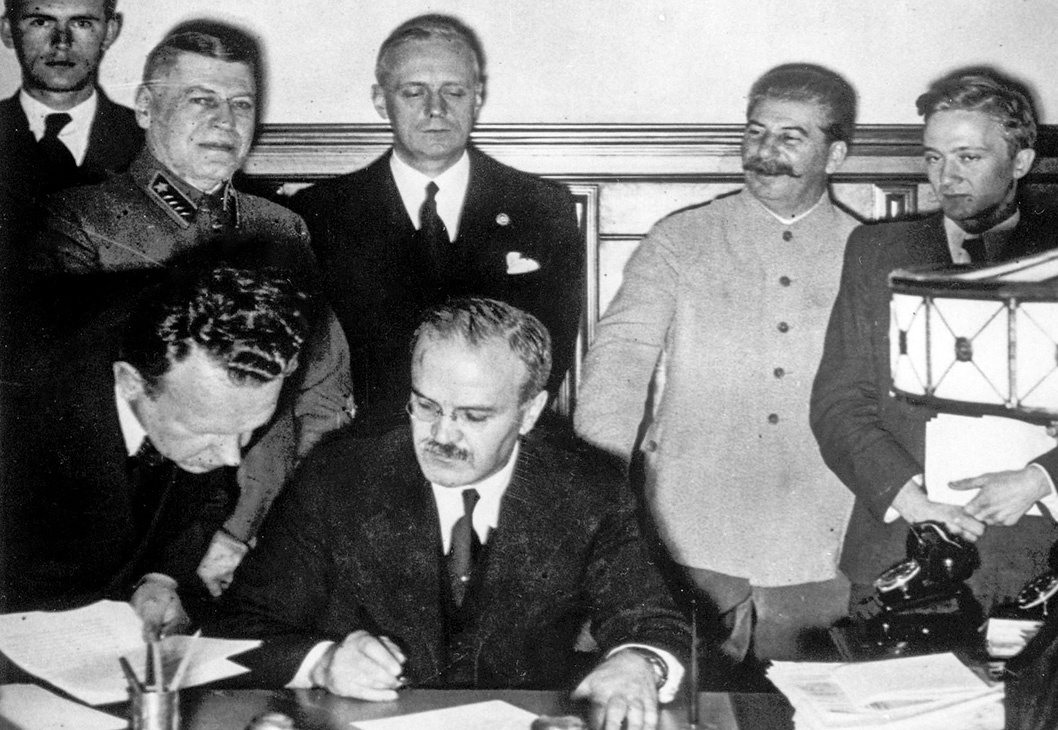 Вячеслав Молотов (на первом плане), Иосиф Сталин (второй справа) и Йоахим фон Риббентроп (третий справа).