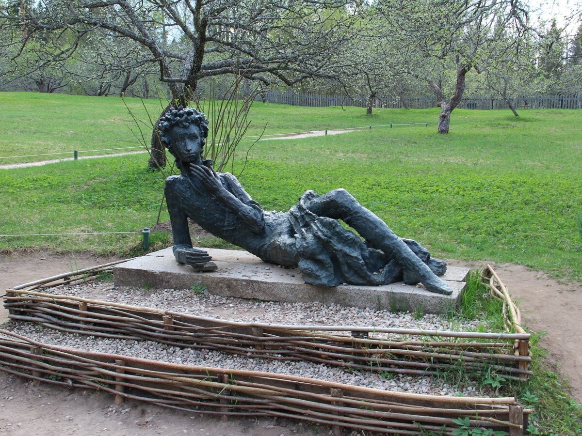 Среди фруктовых деревьев на территории усадьбы находится скульптура «Пушкин-лицеист», которая была установлена в 1981 году (автор: Галина Додонова)