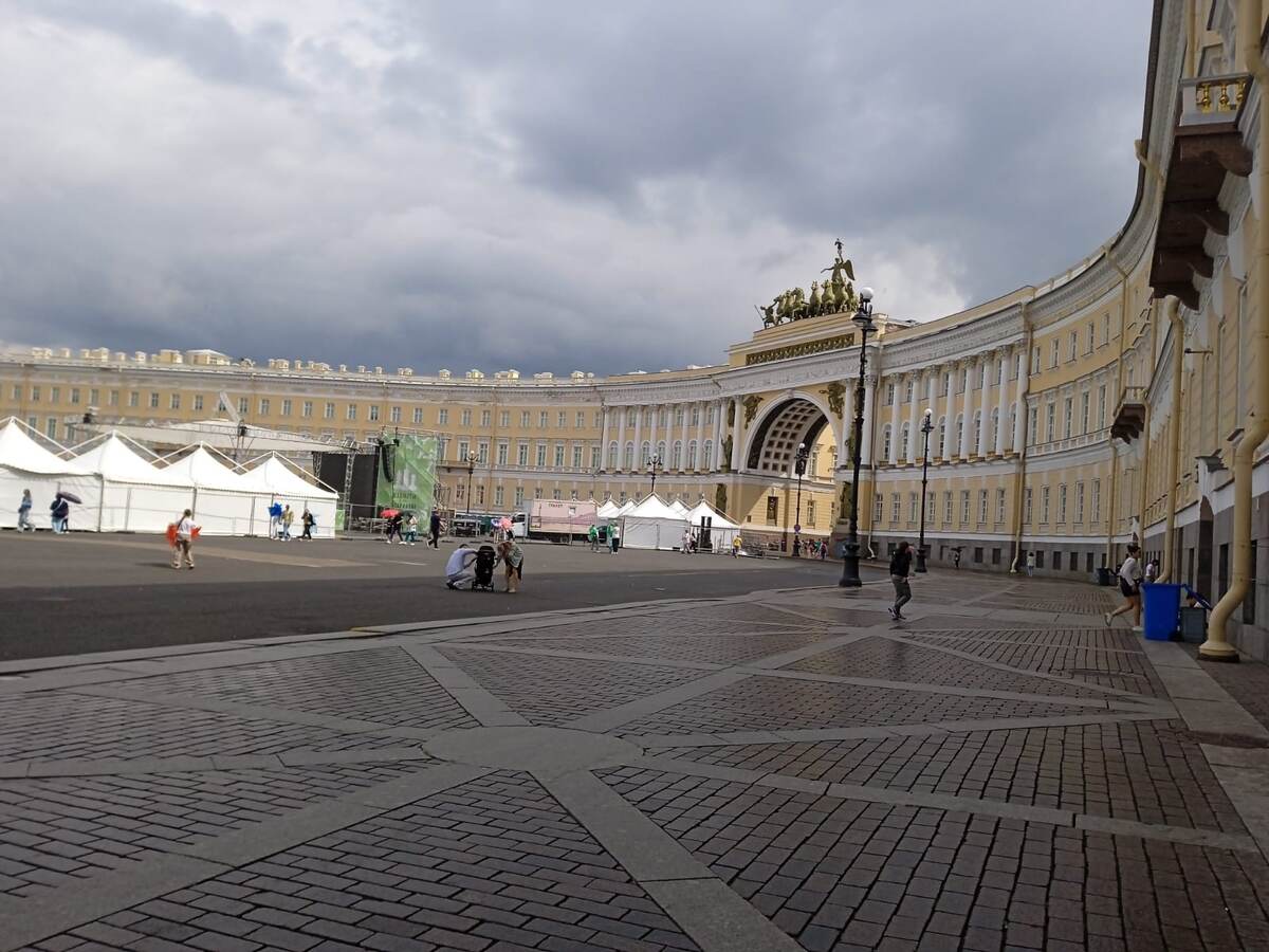 Фото автора На вершине арки колесница, запряженная шестеркой лошадей и богиня Ника. 