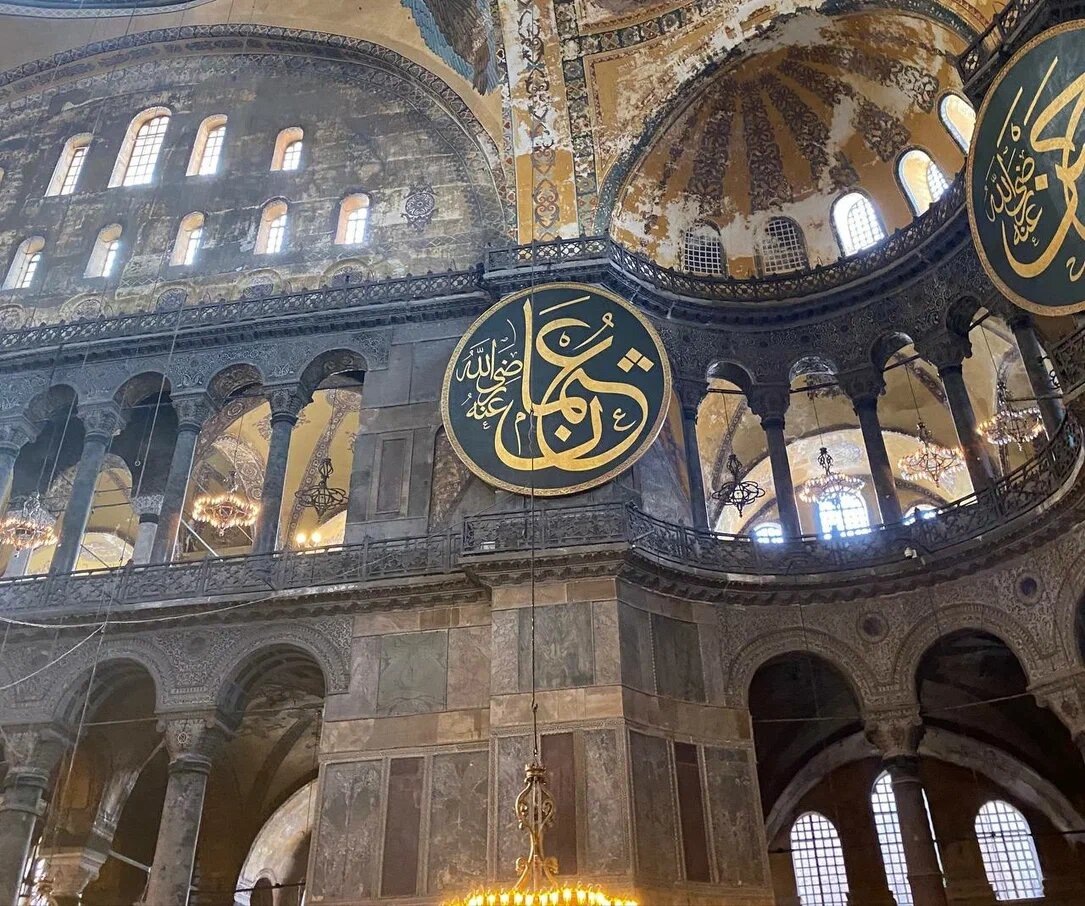 В мечети нужно обязательно снять обувь (при входе есть специальные полочки), надеть юбку, накинуть на голову платок (есть при входе). Фото из личного архива