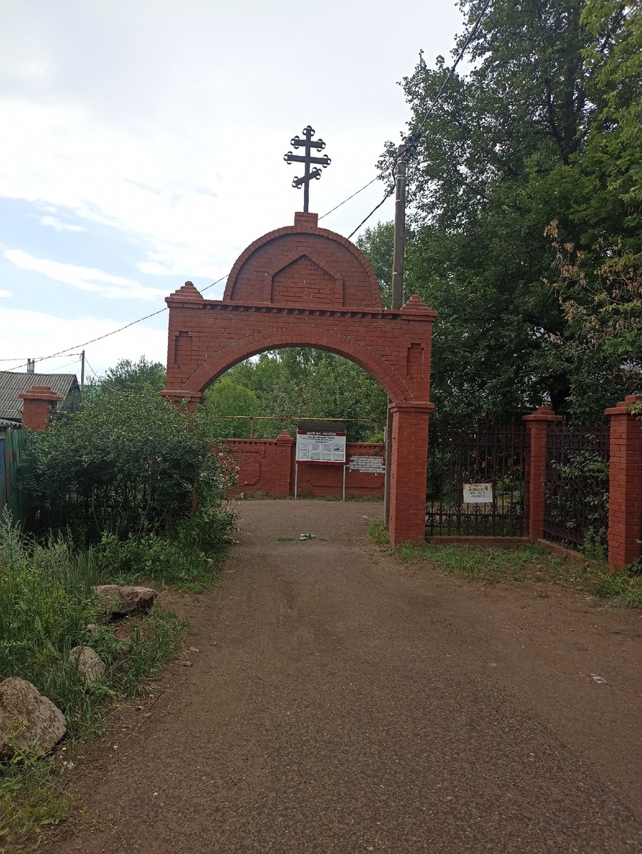 Главная арка входа на кладбище.