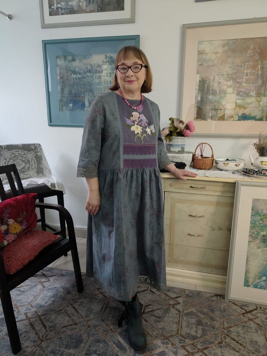 Татьяна Карамян в салоне Pani Tania на заднем фоне картины мужа Татьяны художника Ивана Карамян