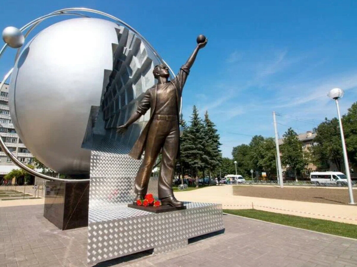 Официальное название — «Памятник первопроходцам атомной энергетики»