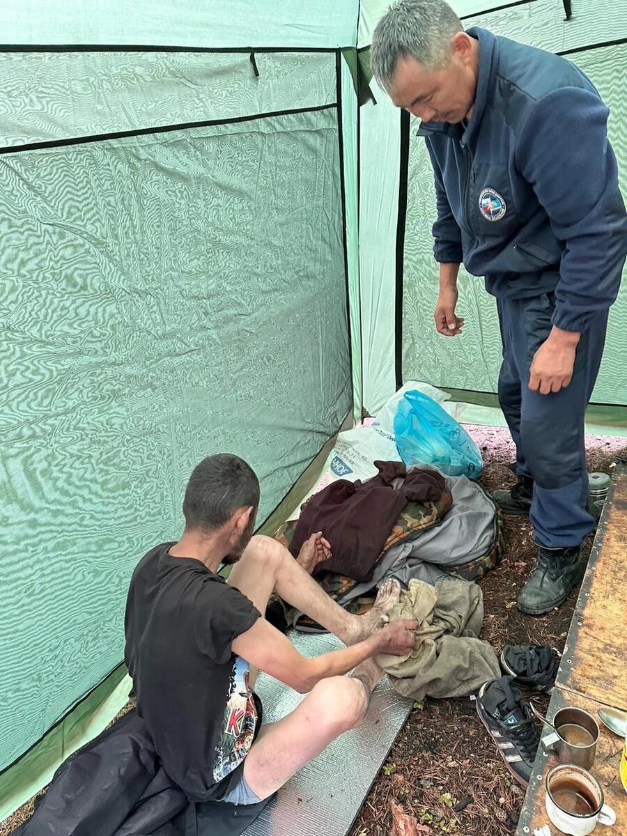    После 10 дней в тайге мужчина сильно истощён и обезвожен. Фото: Служба Спасения Якутии