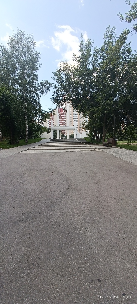 Выход из парка. Фотография автора, июль 2024 года. 