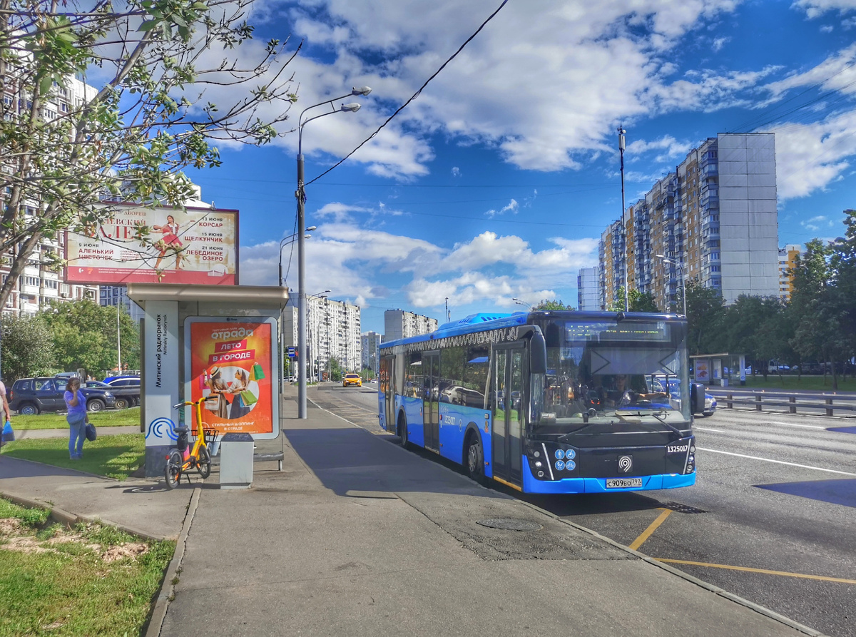 Автобус 1325017 ЛиАЗ-5292 на маршруте № 451. Пятницкое шоссе, остановка "Митинский радиорынок".