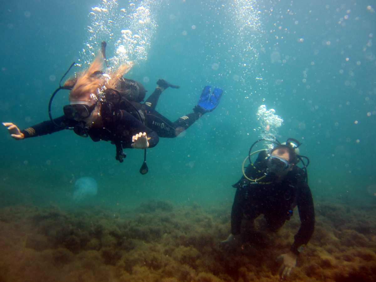Это муж и дочь,занимаются дайвингом на дне Черного Моря.
