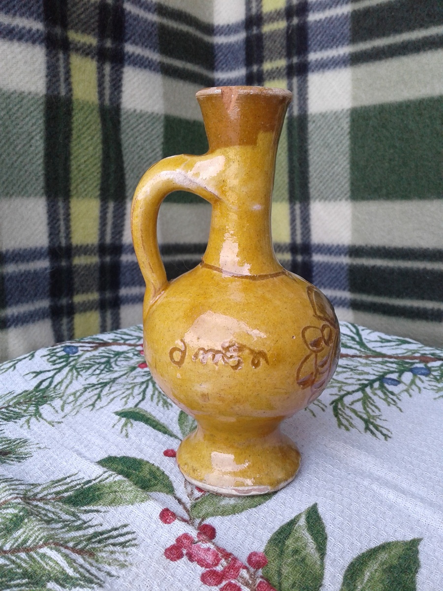 А здесь возможно написано "Гори" на грузинском языке.