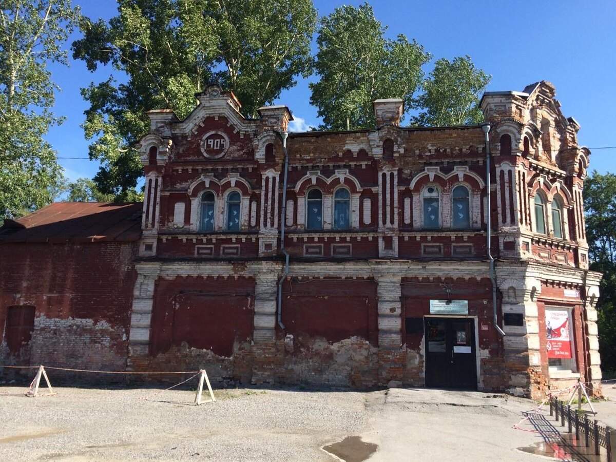 Дом купца Нарцисса Павловича Ермолаева до реконструкции. 90-е годы.