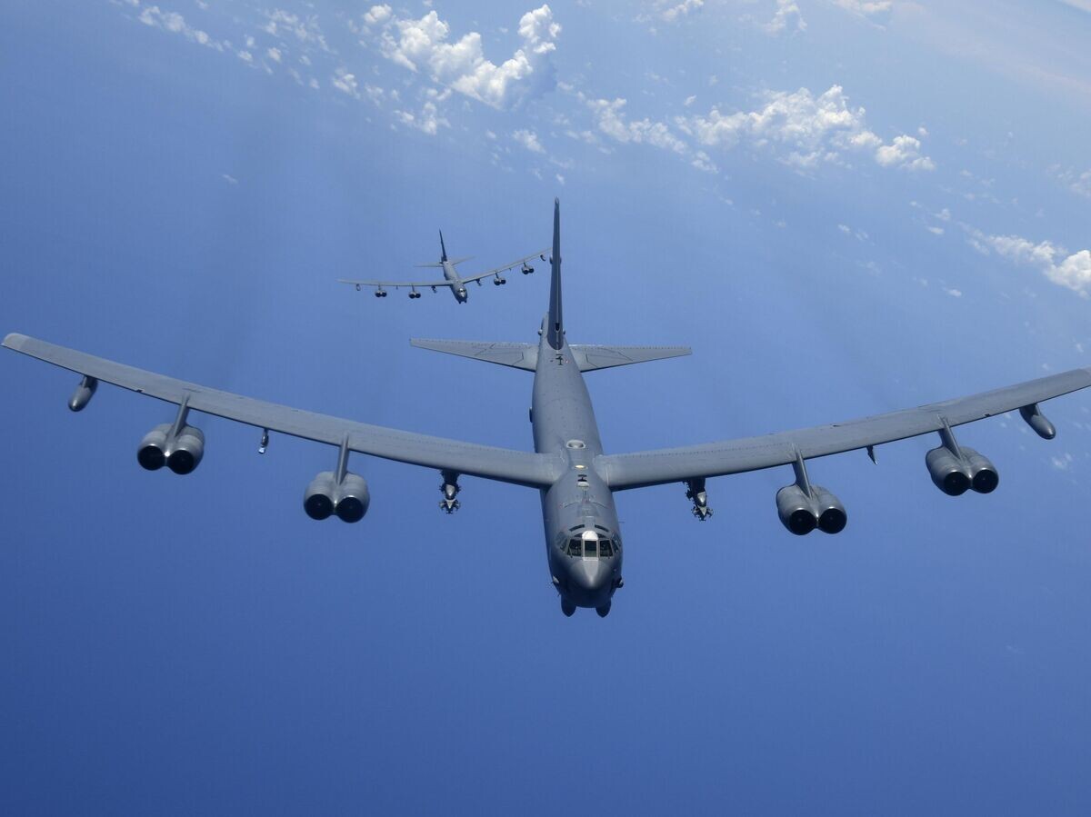    Два стратегических бомбардировщика B-52H Stratofortress ВВС США © Фото : U.S. Air Force / Airman 1st Class Gerald Willis