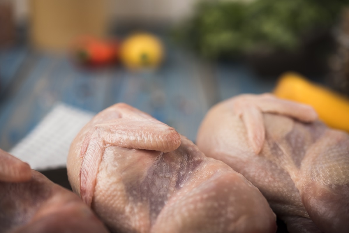    Санврачи объяснили, почему в Югре продают курицу с проколами и льдом