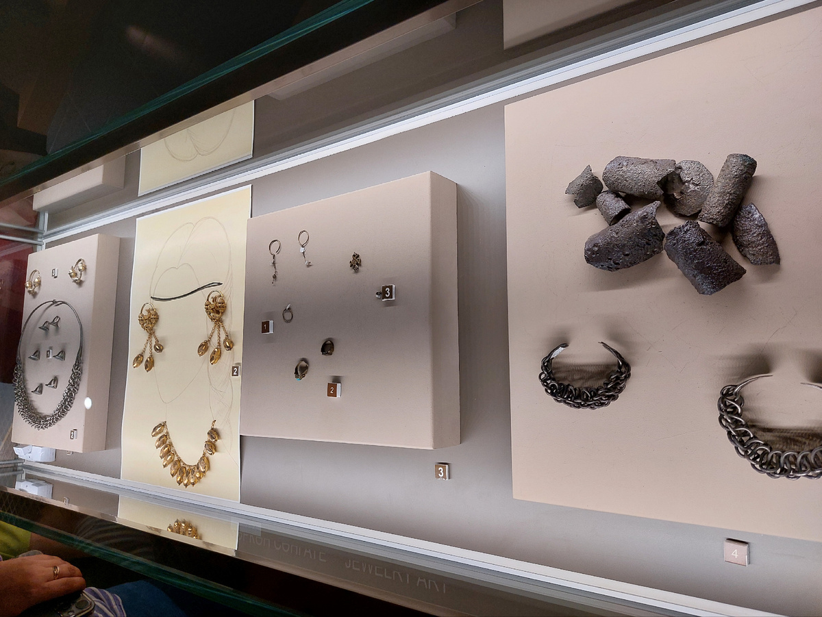 На этой витрине мы можем видеть мужские и женские украшения. 