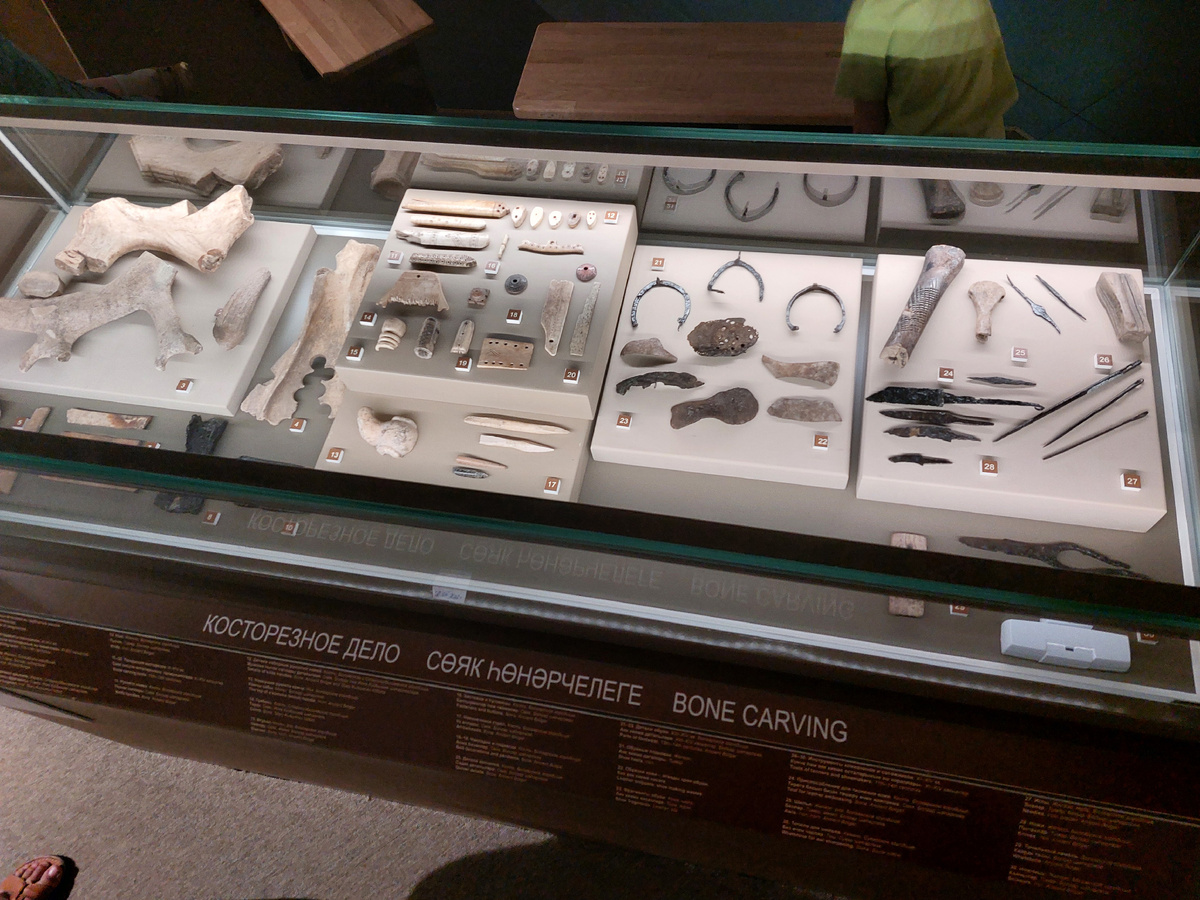 На витрине мы можем видеть костяные пуговицы.