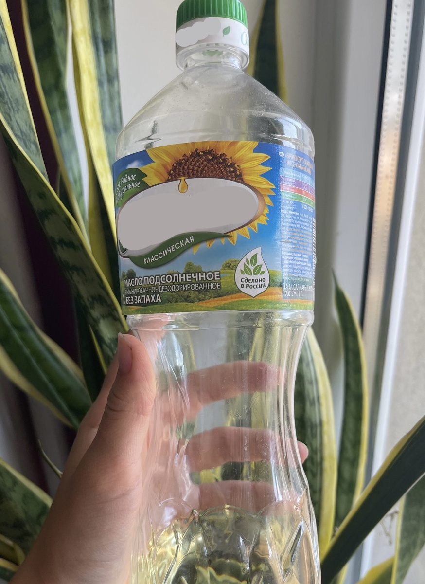 И у меня в шкафу стоит это самое масло, когда-то я также его использовала) Но этим остаткам уже полгода. Кажется, пора выбрасывать! 