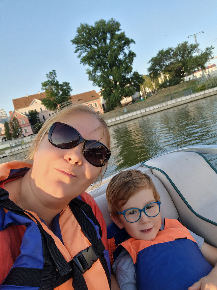 автор блога с сыном в Минске 2 года назад. Проще встречаться с родней на нейтральной территории