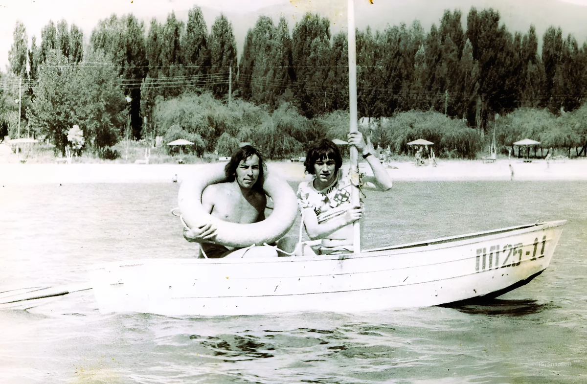 С Шуриком. Иссык Куль. 1978г. Фото автора