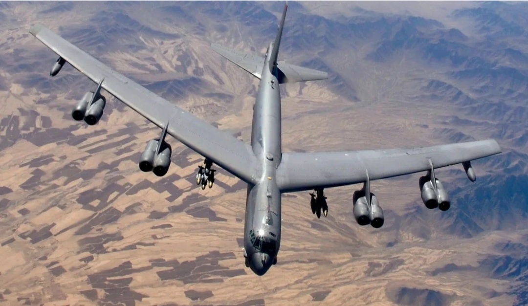 B-52H Stratofortress в полете