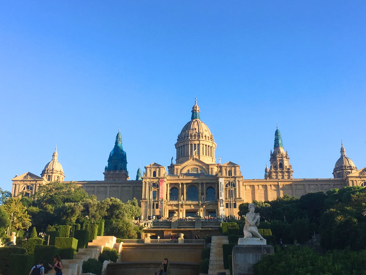 Вид на здание Национального музея Каталонии в Барселоне