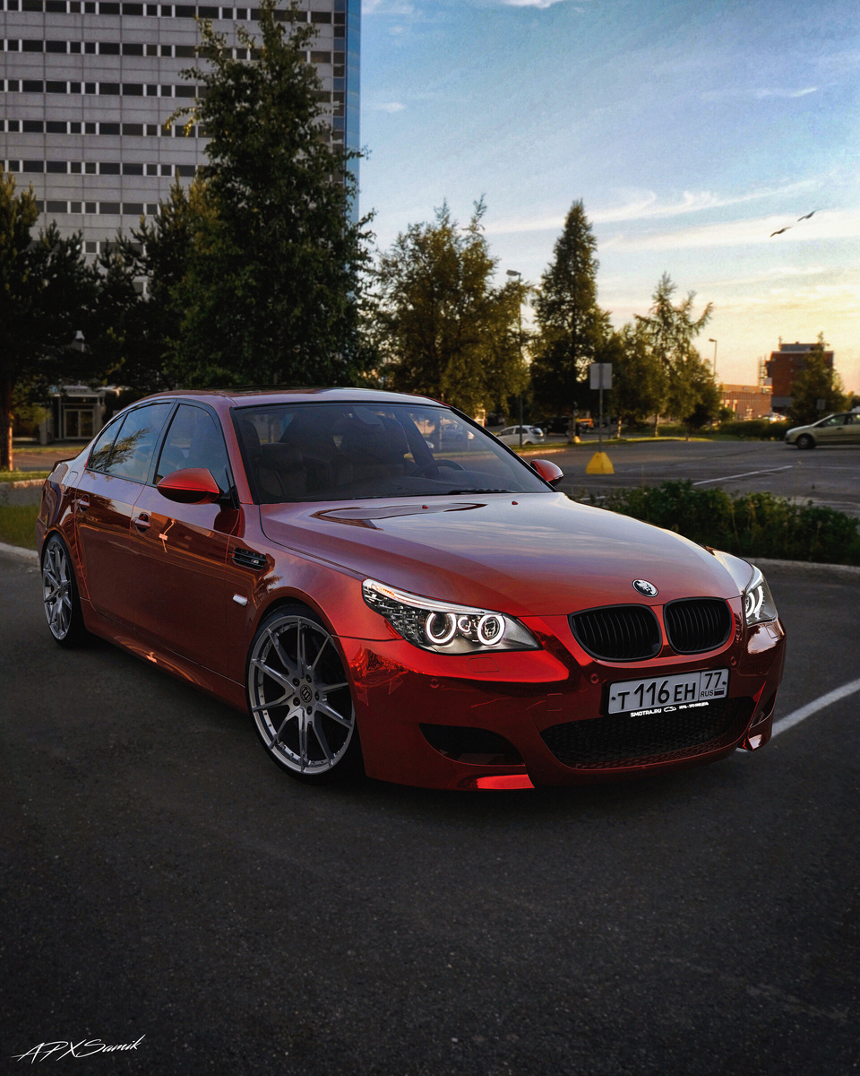 Пятую строчку занимает BMW M5 в кузове E60. 
Появление этой модели стало революционным в авто мире. Она нестандартно выглядела и обладала фантастической динамикой и управляемостью, а техническое оснащение поражало воображение. 

Линейка двигателей состоит из пяти бензиновых и двух дизельных агрегатов полноприводных и заднеприводных, которые к сожалению, столь же прожорливы по маслу и топливу. 

Как и все прочие агрегаты BMW наиболее без проблемными показали себя движки на 2,5 и 3 л. Особенно при регулярной смене масла и промывки радиатора. 

При дизельном же моторе после 70.000 начинает барахлить вентиляция картерных газов, что ещё сильнее повышает расход. Механическая трансмиссия не доставит владельцу абсолютно никаких проблем.
 
А вот в автомате нередки сбои программного обеспечения. 
При аккуратной манере вождения, при нормальном обращении с машиной через 30.000 км придётся заменить стойкие стабилизаторы. 

Через 8000 и сайлентблоки передних нижних рычагов и рулевые наконечники. А через 100.000 амортизаторы шаровой опоры и ступичные подшипники. А вот рулевая рейка уже после 70.000 может начать издавать посторонние постукивания. 

Е60 в целом станет неплохим приобретением в плане эстетического облика. С технической стороны при грамотной эксплуатации её надёжности хватит на долгие годы приятных поездок. Поэтому лишь пятая строчка нашего рейтинга. Едем дальше.
