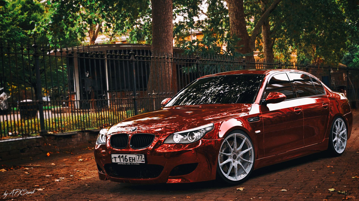 Пятую строчку занимает BMW M5 в кузове E60. 
Появление этой модели стало революционным в авто мире. Она нестандартно выглядела и обладала фантастической динамикой и управляемостью, а техническое оснащение поражало воображение. 
Линейка двигателей состоит из пяти бензиновых и двух дизельных агрегатов полноприводных и заднеприводных, которые к сожалению, столь же прожорливы по маслу и топливу. 
Как и все прочие агрегаты BMW наиболее без проблемными показали себя движки на 2,5 и 3 л. Особенно при регулярной смене масла и промывки радиатора. 
При дизельном же моторе после 70.000 начинает барахлить вентиляция картерных газов, что ещё сильнее повышает расход. Механическая трансмиссия не доставит владельцу абсолютно никаких проблем. 
А вот в автомате нередки сбои программного обеспечения. 
При аккуратной манере вождения, при нормальном обращении с машиной через 30.000 км придётся заменить стойкие стабилизаторы. Через 8000 и сайлентблоки передних нижних рычагов и рулевые наконечники. А через 100.000 амортизаторы шаровой опоры и ступичные подшипники. А вот рулевая рейка уже после 70.000 может начать издавать посторонние постукивания. 

Е60 в целом станет неплохим приобретением в плане эстетического облика. С технической стороны при грамотной эксплуатации её надёжности хватит на долгие годы приятных поездок. Поэтому лишь пятая строчка нашего рейтинга. Едем дальше.