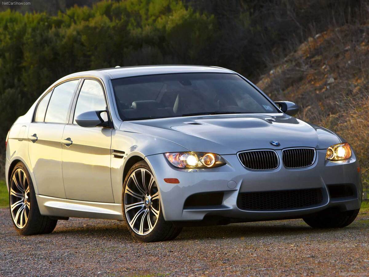 Четвёртое место. И это BMW Тройка в кузове E90. Ремонто-пригодность этой модели существенно выше, чем, например у пятой серии. Что обеспечивает ей повышенное внимание. 

Да, проблемы есть. Привод ГРМ, который живёт не дольше 150.000. Течь уплотнительных колец натяжения цепи ГРМ, засорение соленоиды управления муфтами усиливают расход масла. 

Также не очень понятно решение инженеров избавиться от масляного щупа, который заменили на электронный датчик. Из-за его недостоверных показаний не узнать точный объём масла. 
Что приводит к фатальным последствиям на дизельных агрегатах после 100.000. 

Отказывают свечи и предпусковой подогрев вместе с блоком управления, что особенно часто проявляется зимой. Даже приходят в негодность резиновый демпферный наполнитель шкива коленчатого вала. Что может привести к разрыву и потере шкива.
 
А вот полноприводная трансмиссия очень надёжная. Сальники и пыльники приводов, рулевое управление приносят только удовольствие. 

А подвеска начинает требовать внимание лишь после 100.000 км пробега. Главное вовремя обслуживать автомобиль.