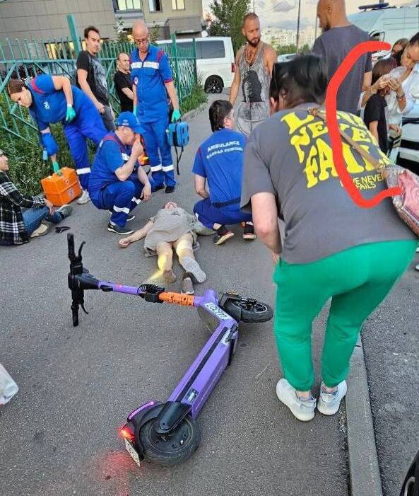 Пострадавшая от удара упала и, предварительно, потеряла память — у неё на лице гематома, а девочка ушибла голову, и говорит, что это её няня, а мамы нет в городе. Пострадавших госпитализировали