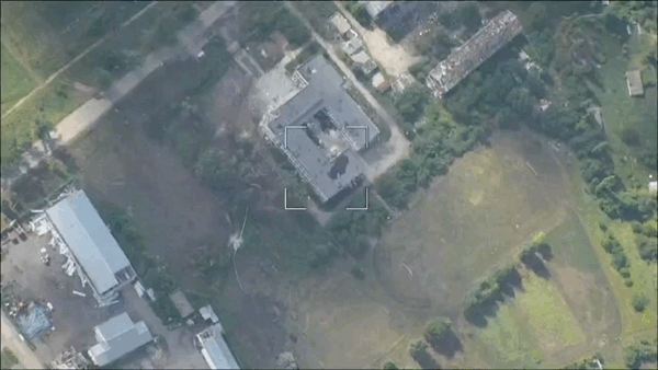 ПОНАЧАЛУ У ФАБ-3000 БЫЛИ ЯВНЫЕ ПРОБЛЕМЫ С ТОЧНОСТЬЮ, НЕПРИЕМЛЕМЫЕ ДЛЯ УБИЙЦЫ БУНКЕРОВ. ИСТОЧНИК: GIF ТГ-КАНАЛ "ВОЕННЫЙ ОБОЗРЕВАТЕЛЬ"