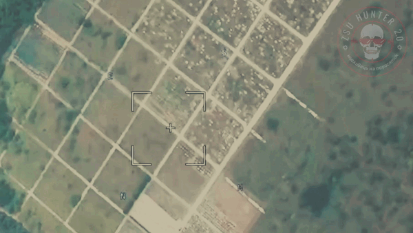 УКРАИНСКАЯ ВЛАСТЬ, К СЛОВУ, ВСЁ ПРО СЕБЯ ПРЕКРАСНО ПОНИМАЕТ, ПОЭТОМУ В РАМКАХ ПОДГОТОВКИ К НОВЫМ НАСТУПЛЕНИЯМ РАСШИРЯЕТ КЛАДБИЩА. ИСТОЧНИК: GIF ТГ-КАНАЛ HUNTER