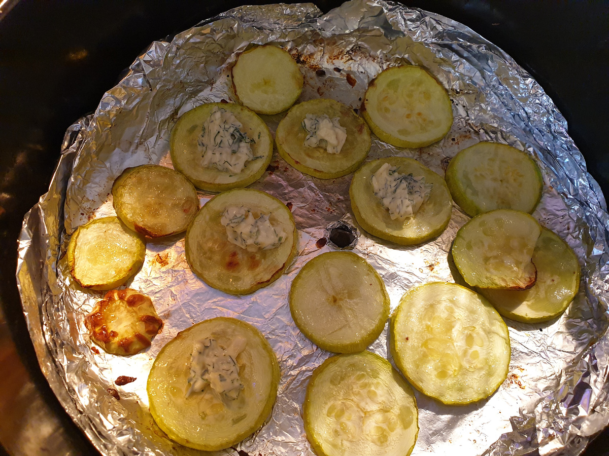 Намазка состоит из 1 зубчика чеснока, сыра, майонеза и зелени (их количество вы определяете сами по вкусу, как вам нравится). 