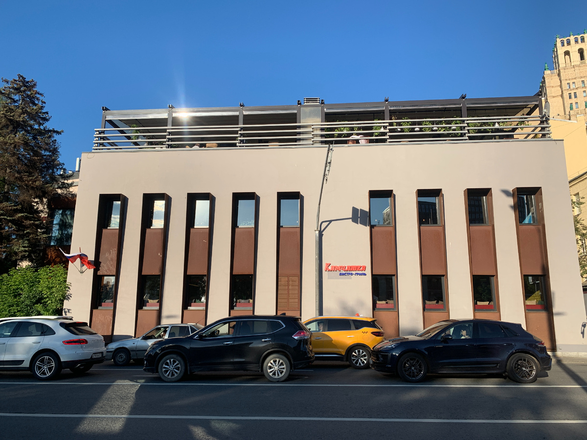 Ресторан занимает все это здание. Тут видно веранду на крыше