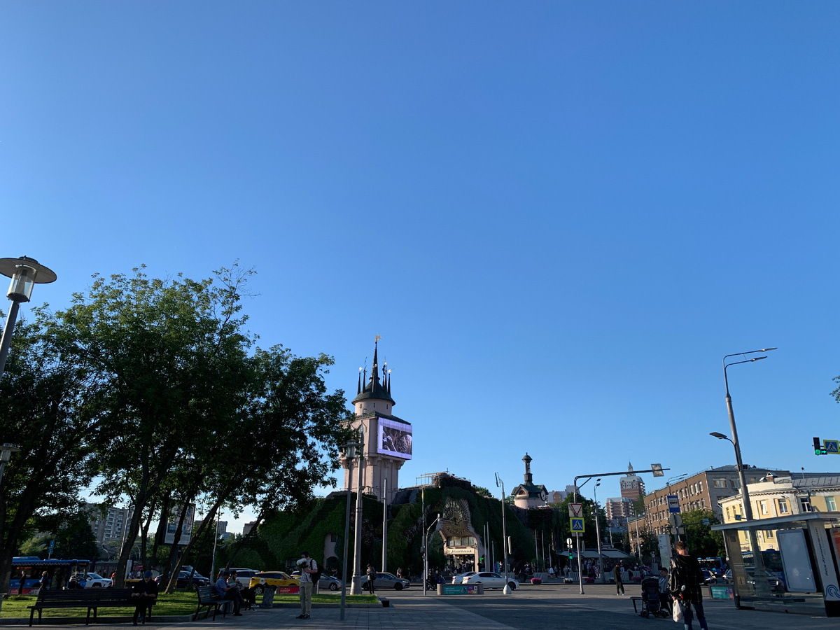 А напротив Московский зоопарк