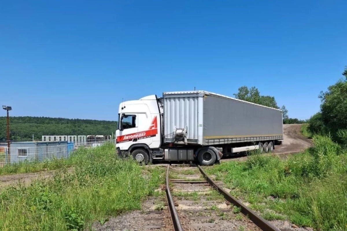    Тепловоз врезался в грузовик на рельсах в Хабаровском крае