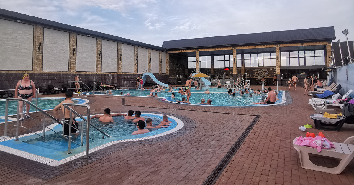 Впереди маленький бассейн 