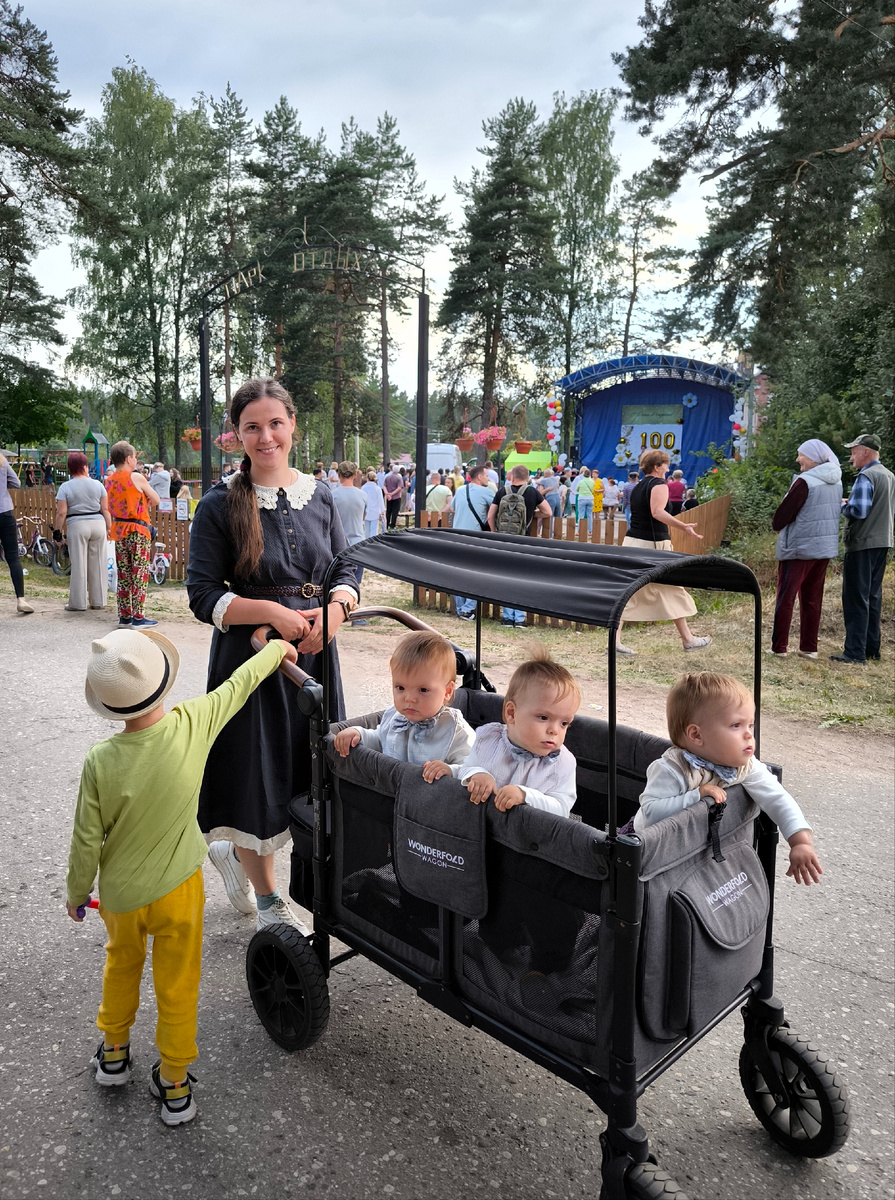 Маме платье, малышам бабочки. Только Леон отказался надеть рубашку, трудный возраст...В чем был, в том и пошел.