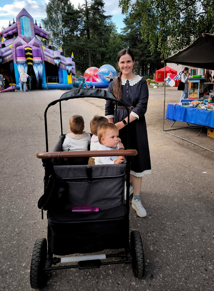 Пока тройня довольствуется глядением по сторонам 😃