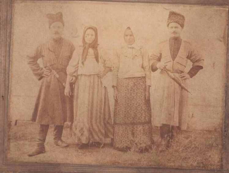 Казаки ст. Новокорсунской и ст. Брюховецкой: Глоба (слева) и Гаевой с женами.1914 г.Фото из архива Бабенко Ивана Михайловича.