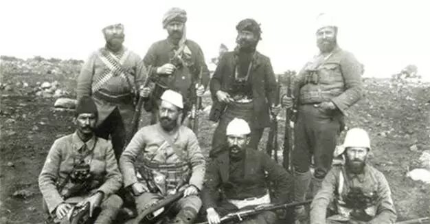 Эшреф Кушчубаши стоит справа во втором ряду во время войны против итальянских войск в Ливии в 1911 году.