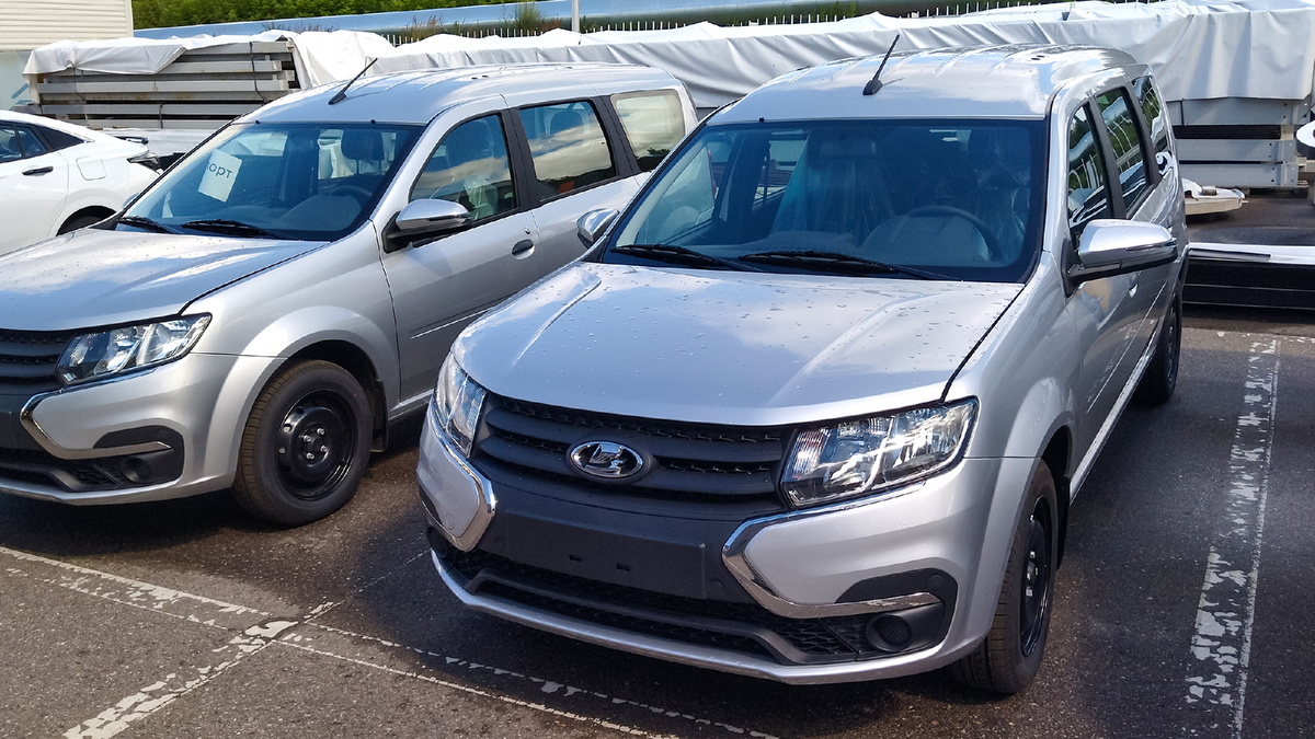 LADA Largus на накопительной площадке дилера Лада в Гродно.