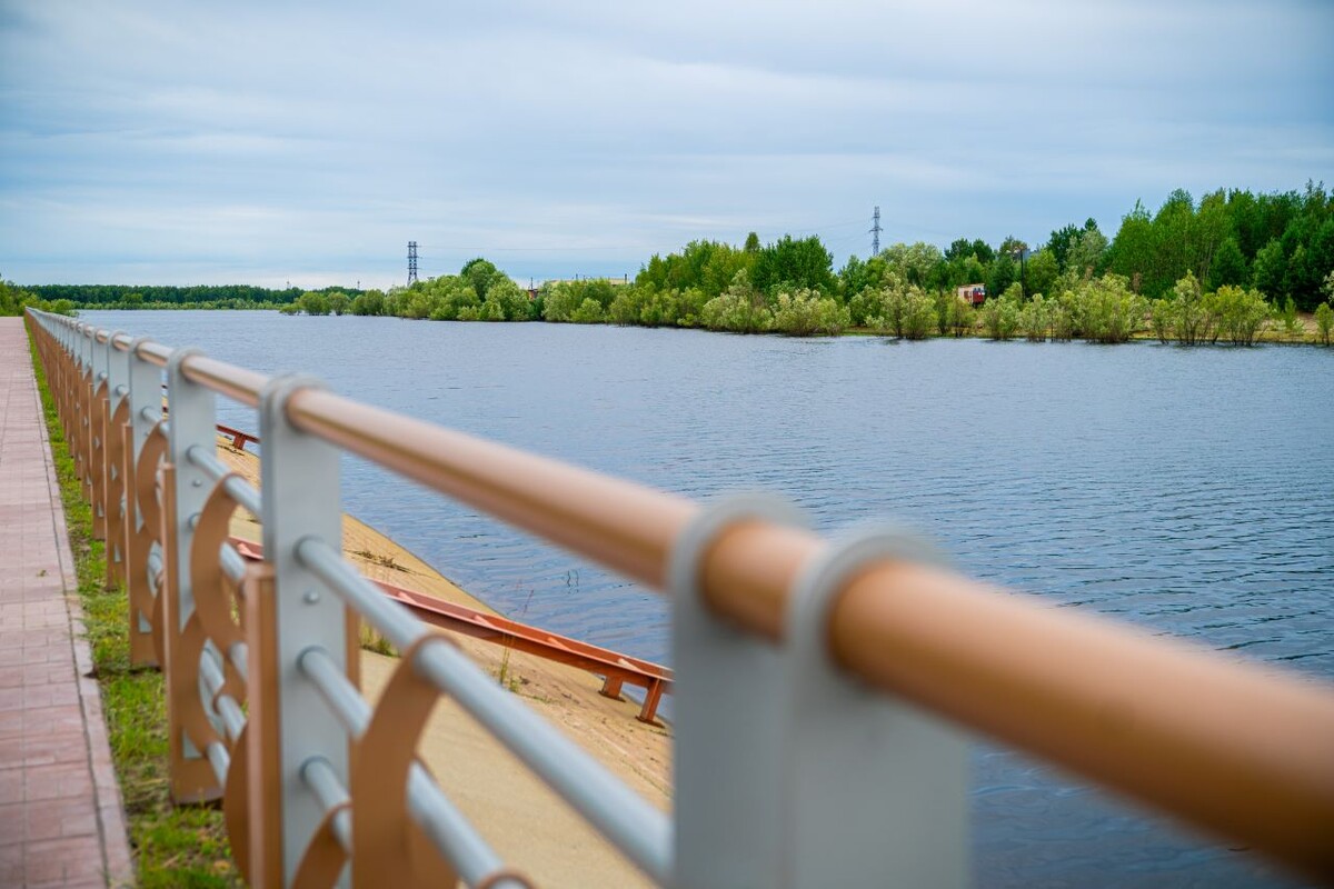    В Излучинске завершают благоустройство городской набережной