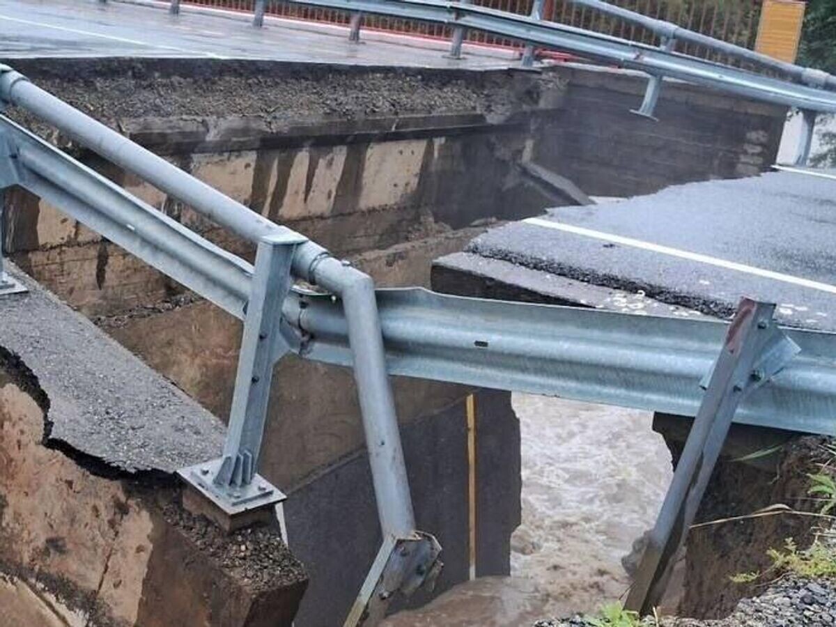    Повреждение моста через реку Большой Зангисан в Тункинском районе Бурятии© Фото : ГУ МЧС по Республике Бурятия