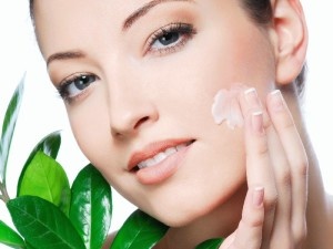 По типу кожи. Подбирать ВВ-крем необходимо в соответствии с типом кожи девушки. Существуют крема для сухой, нормальной, жирной кожи, а так же с эффектами сияния и матирующие.