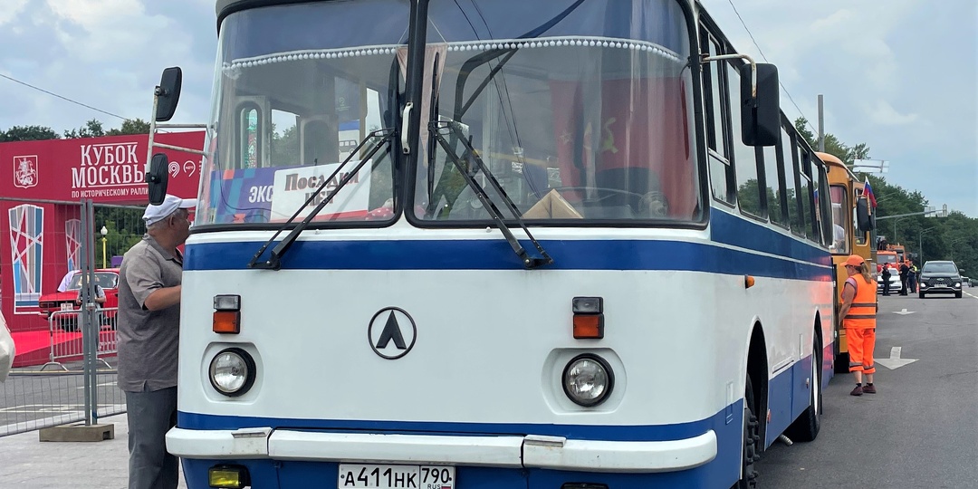 Автобусы времен СССР. Лаз-695 был прост, но зимой не хватало тепла в салоне, в Венгерском Икарусе тошнило от запаха дизельного топлива