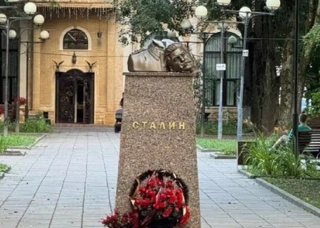    В Звенигороде вандал обезглавил памятник Сталину и повредил бюст Ленина