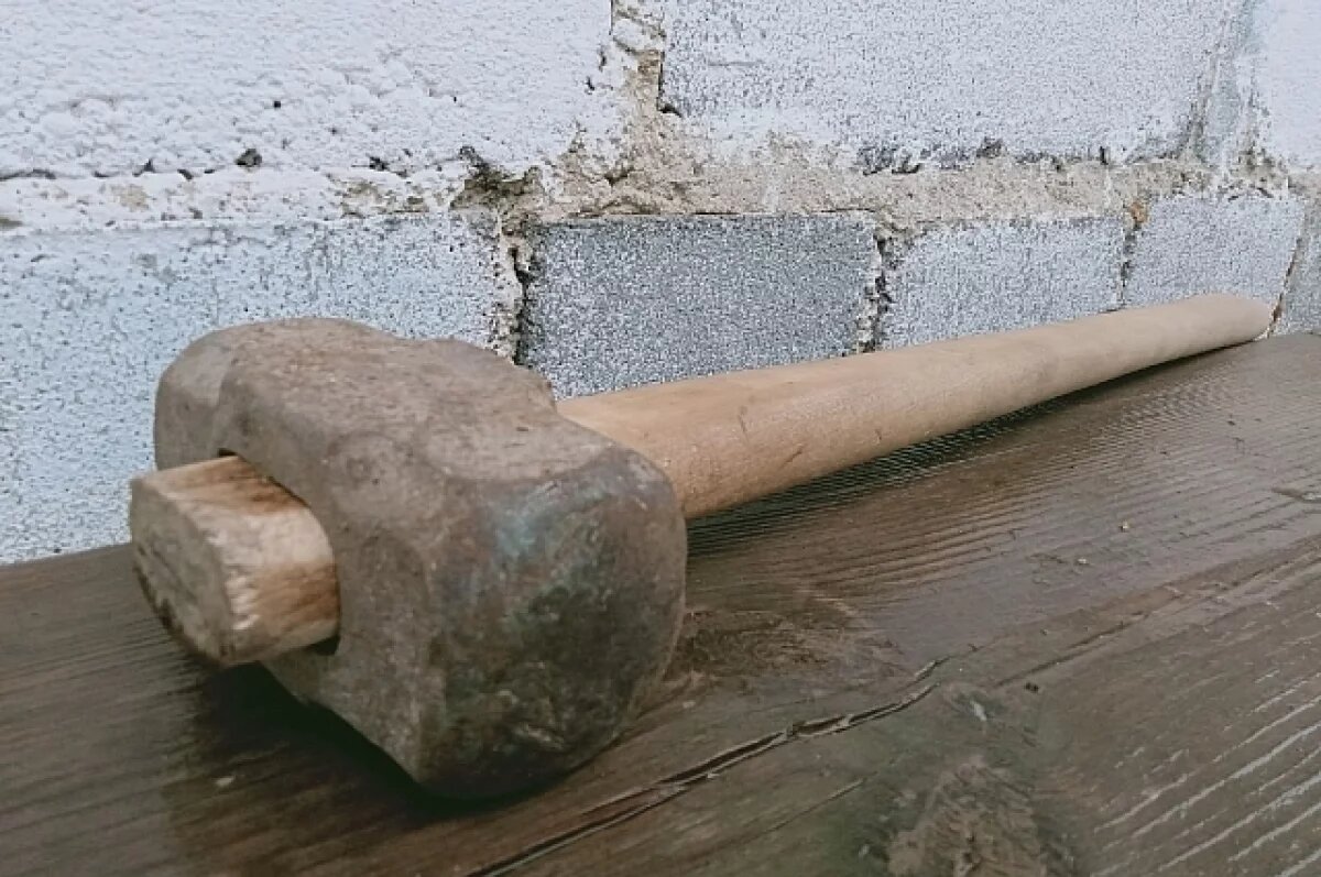    В подмосковном Звенигороде неизвестный снес кувалдой голову с бюста Сталина