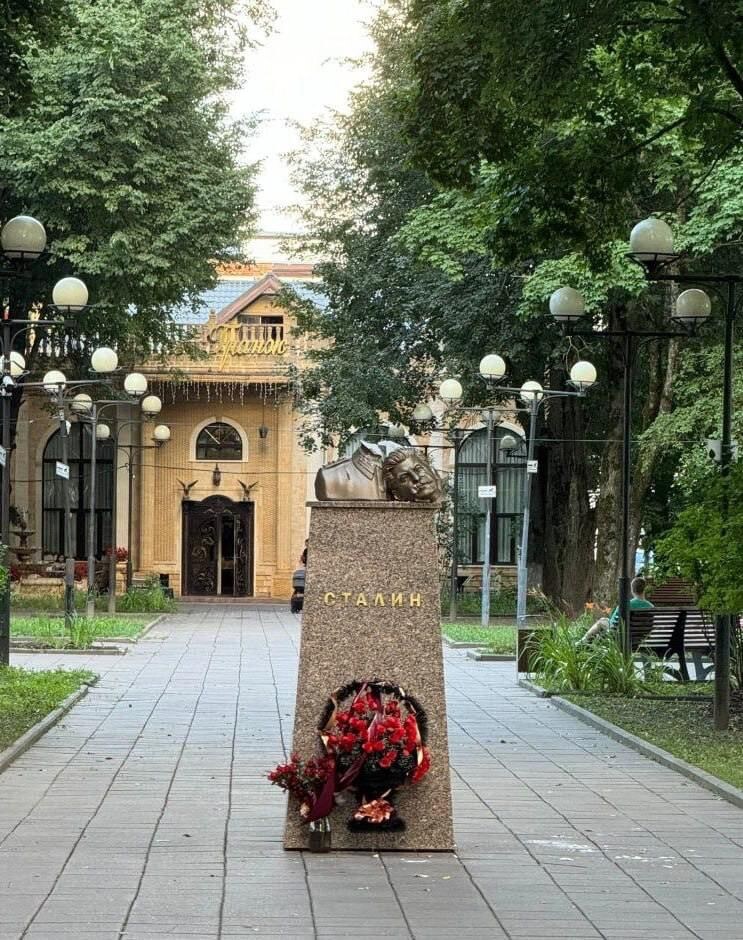 Обезглавленный памятник Сталину