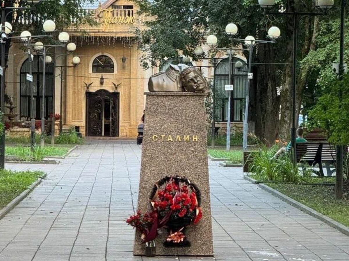    Неизвестный мужчина снес кувалдой голову бюста Иосифа Сталина в Звенигороде© Фото : соцсети